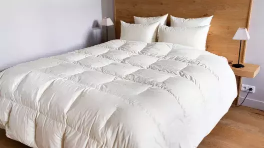 Fabrication artisanale de couettes et oreillers en plumes et duvet