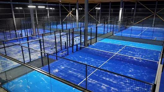 Vue aérienne des terrains de padel intérieurs