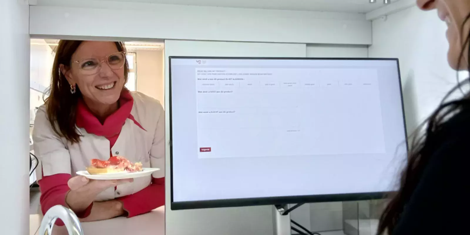 dégustateur dans une cabine, servi par un passe-plat avec un gâteau aux fraises