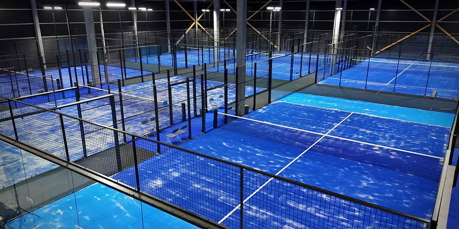 Vue aérienne des terrains de padel intérieurs