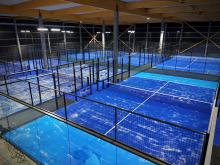 Vue aérienne des terrains de padel intérieurs